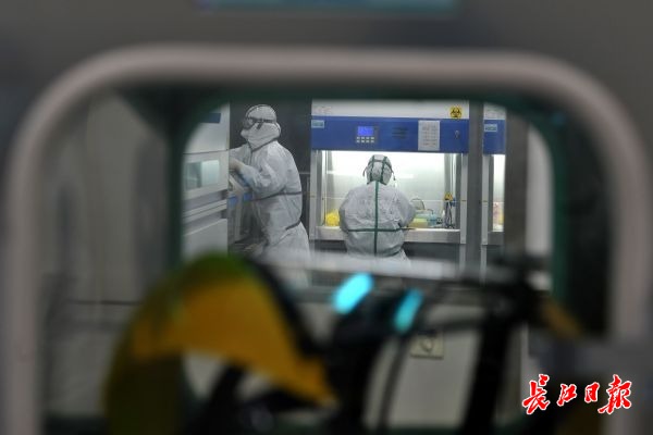 工作人員在實(shí)驗(yàn)室內(nèi)做檢測(cè)1.jpeg