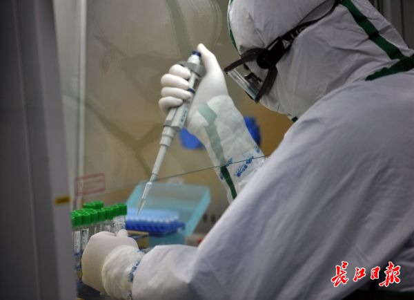 工作人員在實(shí)驗(yàn)室內(nèi)做檢測(cè)3.jpeg