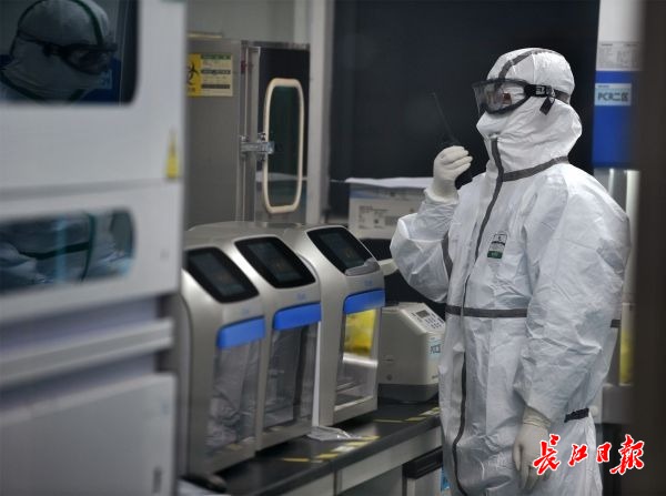 工作人員在實(shí)驗(yàn)室內(nèi)做檢測(cè)6.jpeg