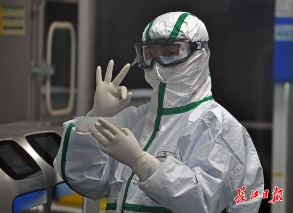 實(shí)驗(yàn)室內(nèi)一名工作人員與同事打招呼。.jpeg